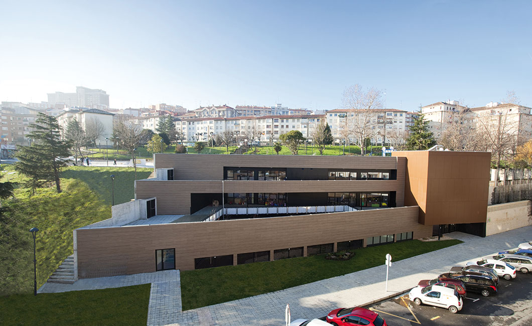 Kindergarten und Medical Center in Spanien